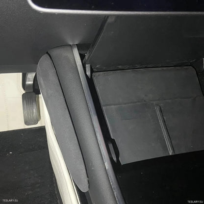 Knee Protection Pads in Alacantara Black Leather for Tesla 3/Y with Logo - TESLARY Tesla Shop Accessories Europe Nederlands Ireland Deutschland Espana Alicante France Italia